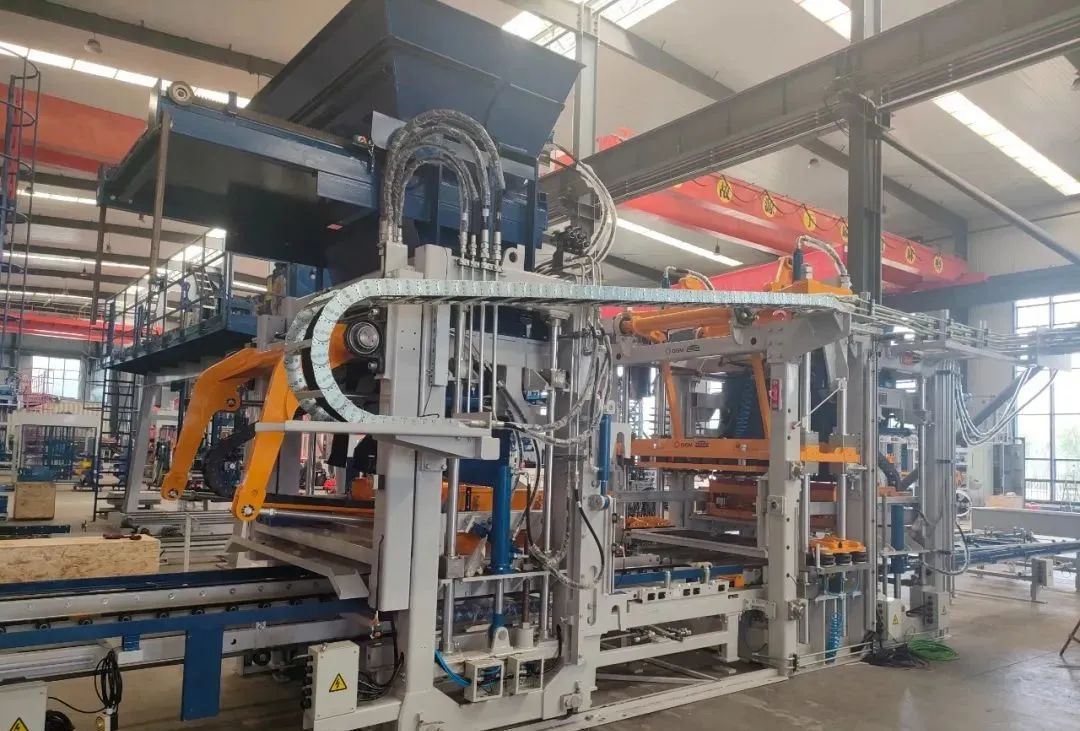 泉工ZN900CG國產(chǎn)設(shè)備首次進(jìn)入北美市場，開創(chuàng)中國磚機(jī)新紀(jì)元